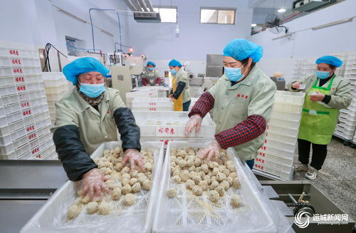 福同惠生產(chǎn)車(chē)間內(nèi)制作傳統(tǒng)糕點(diǎn)食品